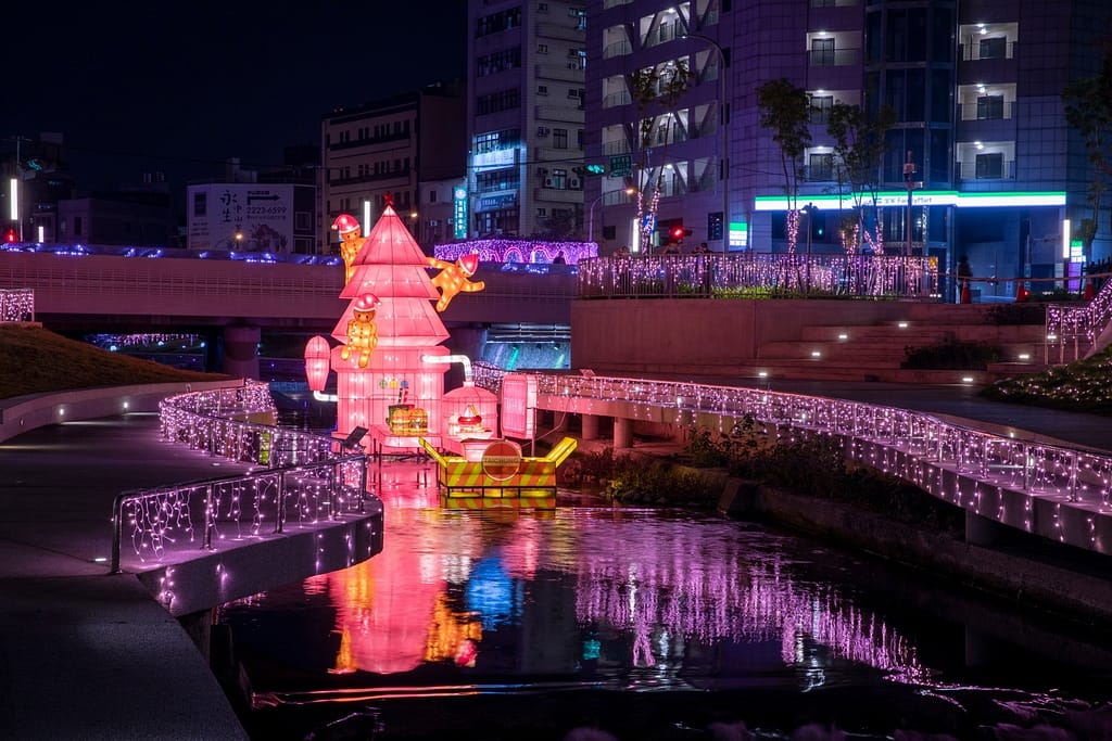 台中聖誕景點-2023最新8個精選必拍+附近住宿懶人包!2024台中聖誕節持續更新!薑餅屋耶誕城 118 甜蜜夢工廠
