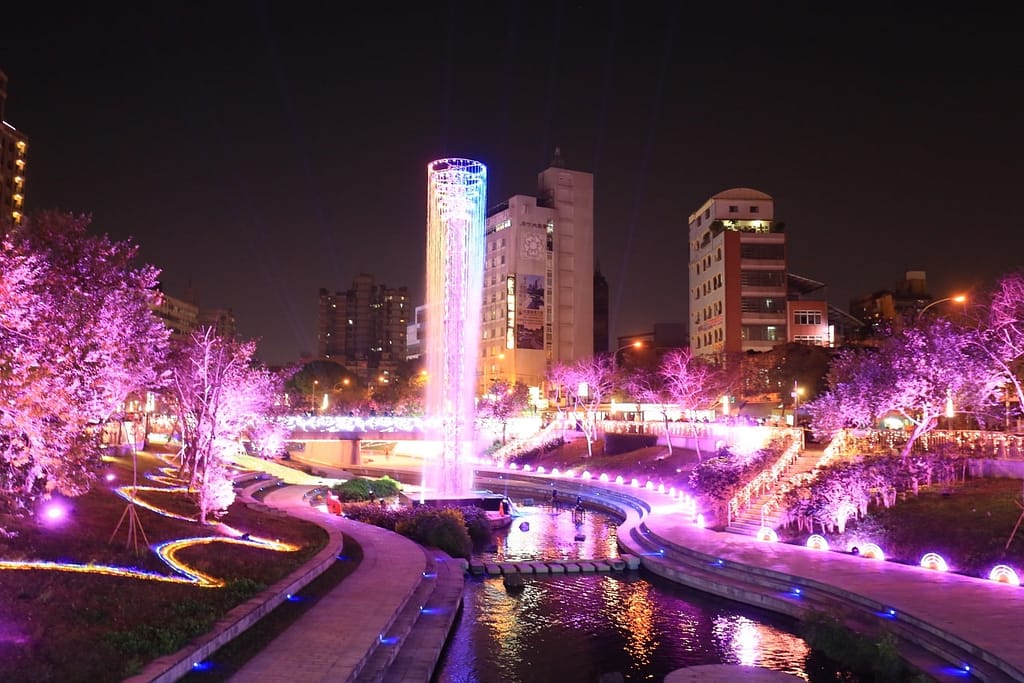 台中聖誕景點-2023最新8個精選必拍+附近住宿懶人包!2024台中聖誕節持續更新!薑餅屋耶誕城 120 柳川水岸主燈水水耶誕樹