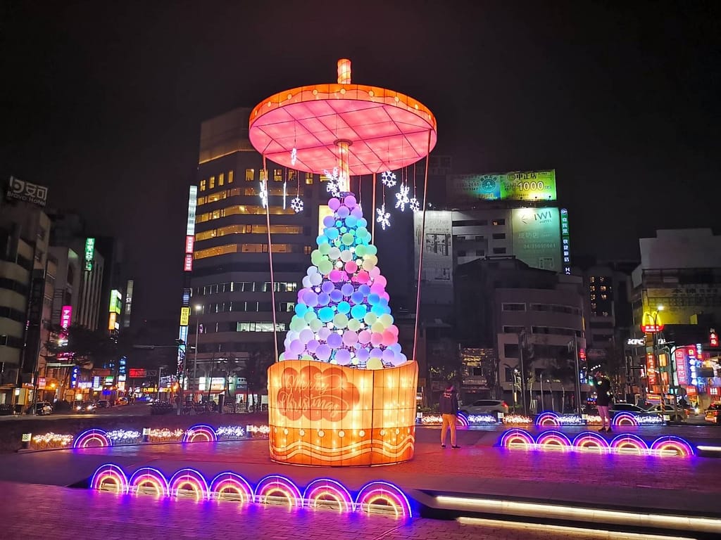 台中聖誕景點-2023最新8個精選必拍+附近住宿懶人包!2024台中聖誕節持續更新!薑餅屋耶誕城 111 台中好甜 甜在其中 有你珍好
