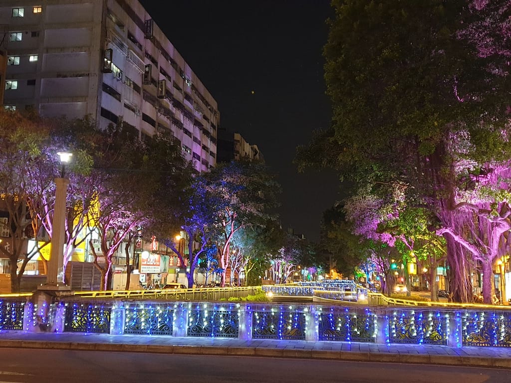 台中聖誕景點-2023最新8個精選必拍+附近住宿懶人包!2024台中聖誕節持續更新!薑餅屋耶誕城 121 綠川水岸:甜到會麋鹿