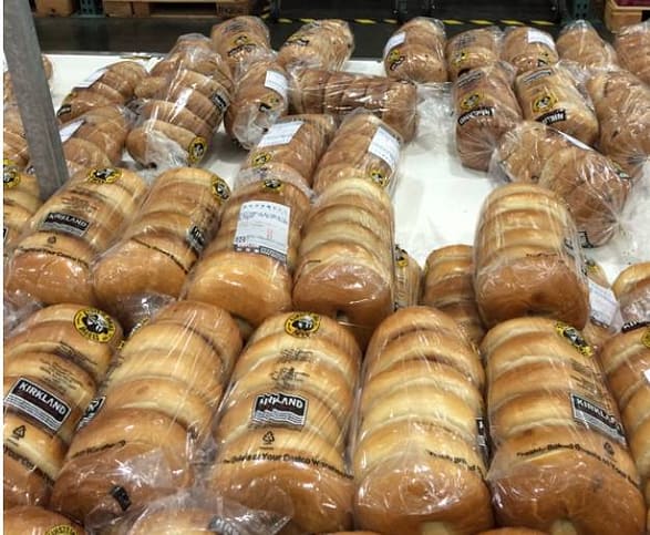 Costco 好市多必買ptt-2023年02月黑五購物節優惠、五大必買食物 29 好市多必買麵包 原味、藍莓貝果