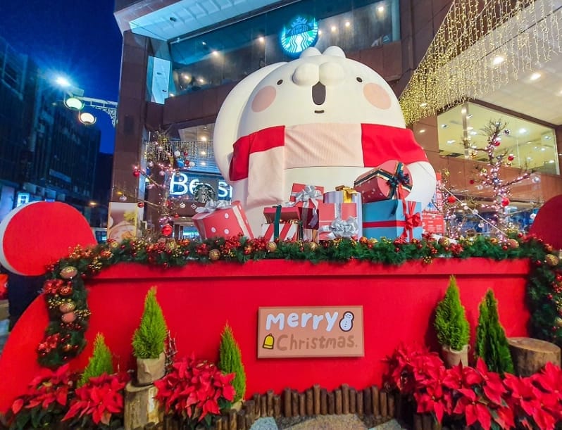 2022中友耶誕造景 | 台中聖誕景點 全台獨家6米高「醜白兔」陪你過耶誕節「聖誕森林極光屋」也很好拍 台中聖誕景點-2022中友百貨